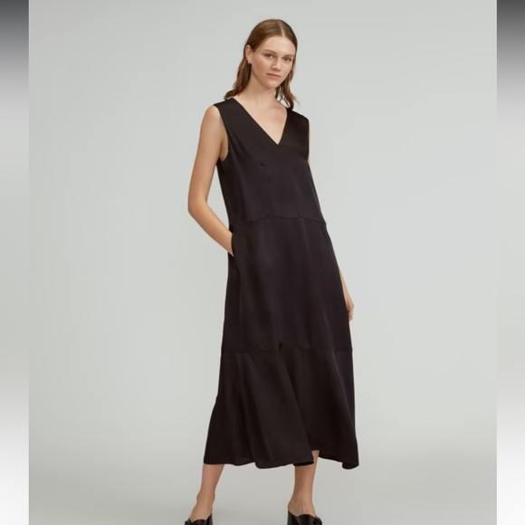 NEW • Everlane • Women’s The Satin V-Neck Maxi Dress Black Medium - Picture 1 of 5